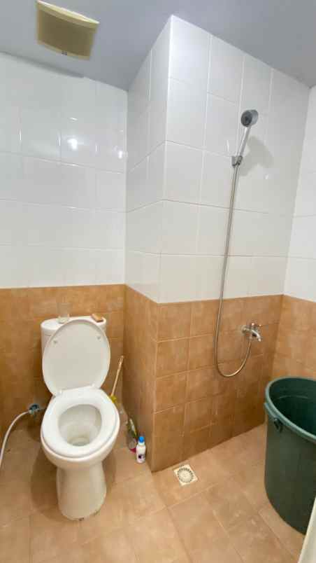 sewa apartemen 2 kamar furnish di green pramuka city