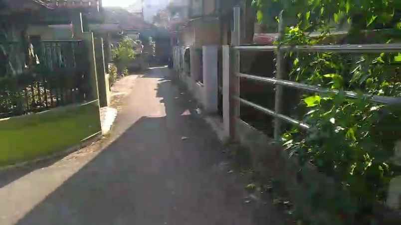 tanah rata dan padat tengah pemukiman