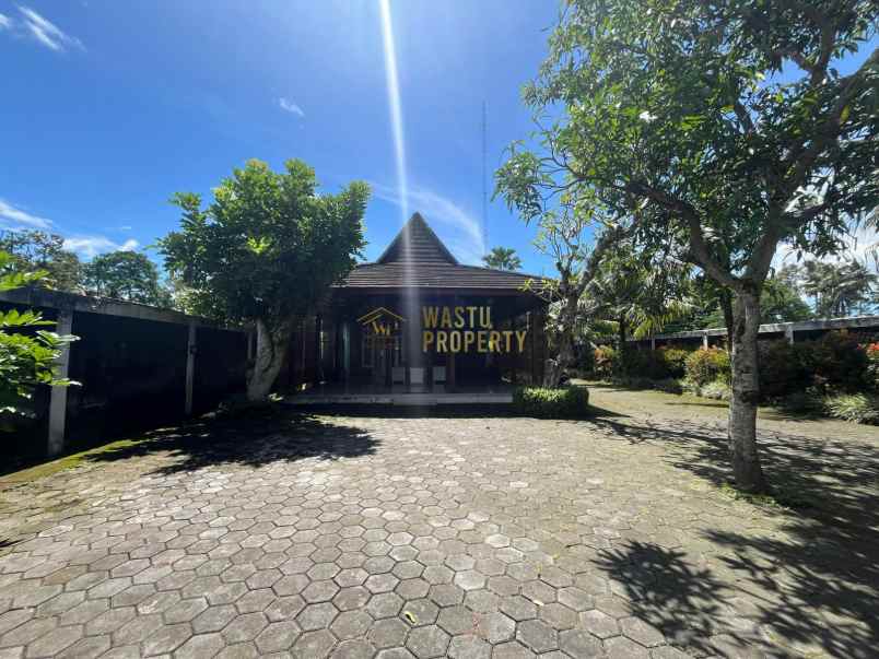 villa modern tanah luas view cantik di jakal km 10