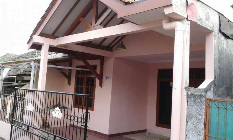 di kontrakan rumah di pucung 3 gg damai no 4
