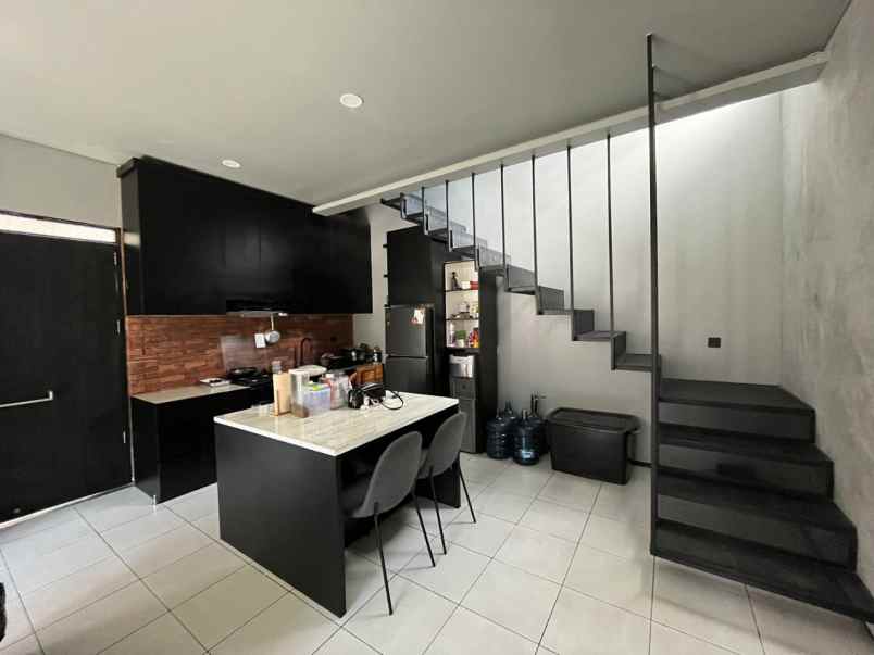 dijual di bawah harga pasaran rumah cisaranten kulon