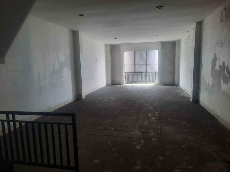 dijual ruko 3 lantai berlokasi stategis di ambon