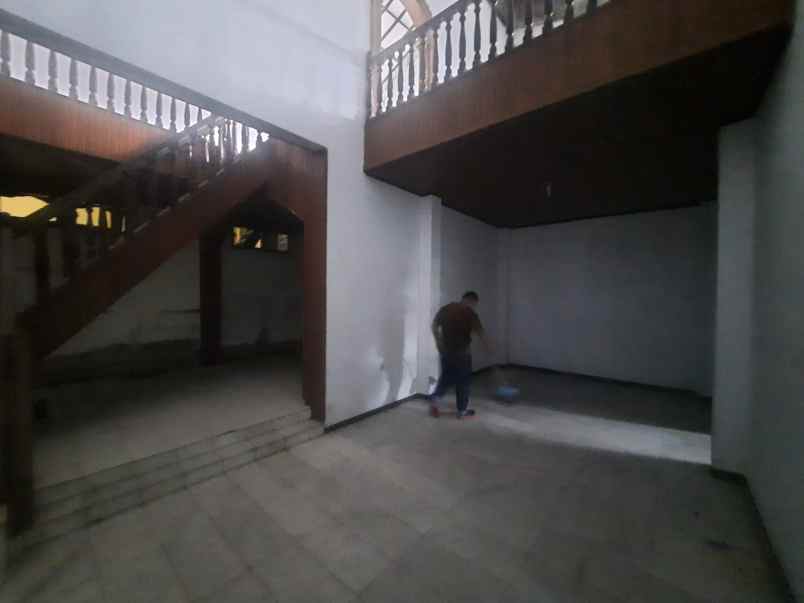 dijual rumah 3 laintai siap huni di ambon maluku