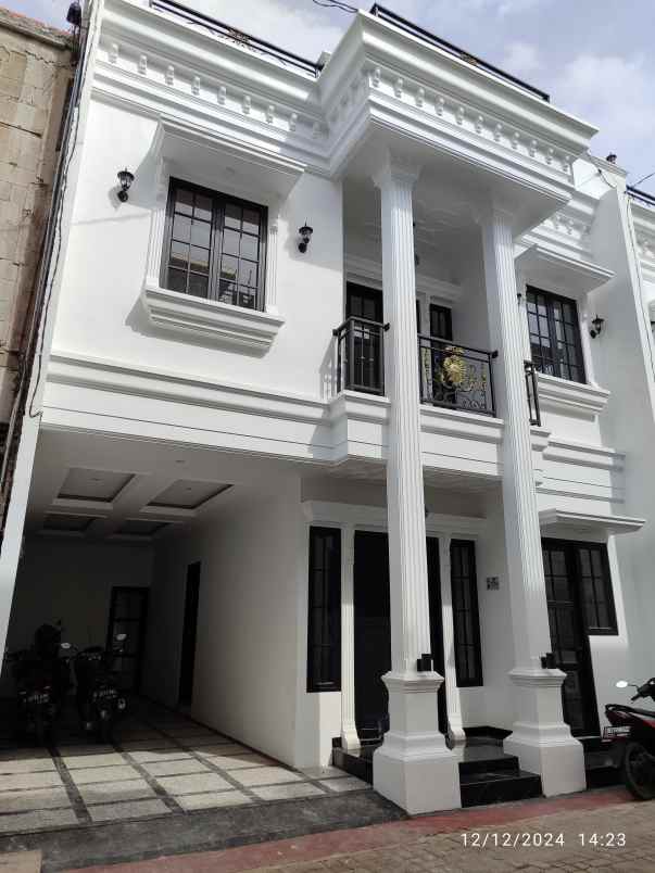 dijual rumah 3 lantai scandinavian di tanah baru depok