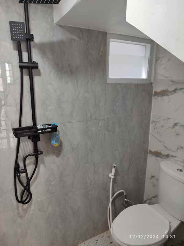 dijual rumah 3 lantai scandinavian di tanah baru depok