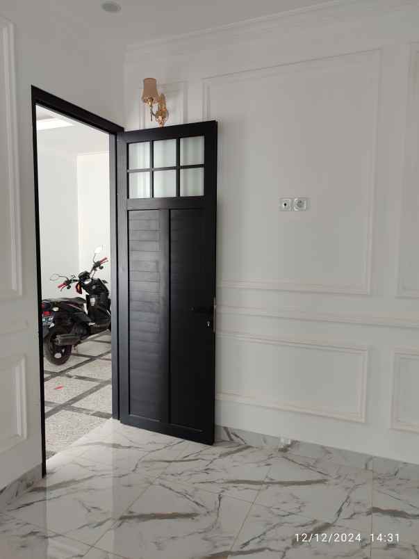 dijual rumah 3 lantai scandinavian di tanah baru depok