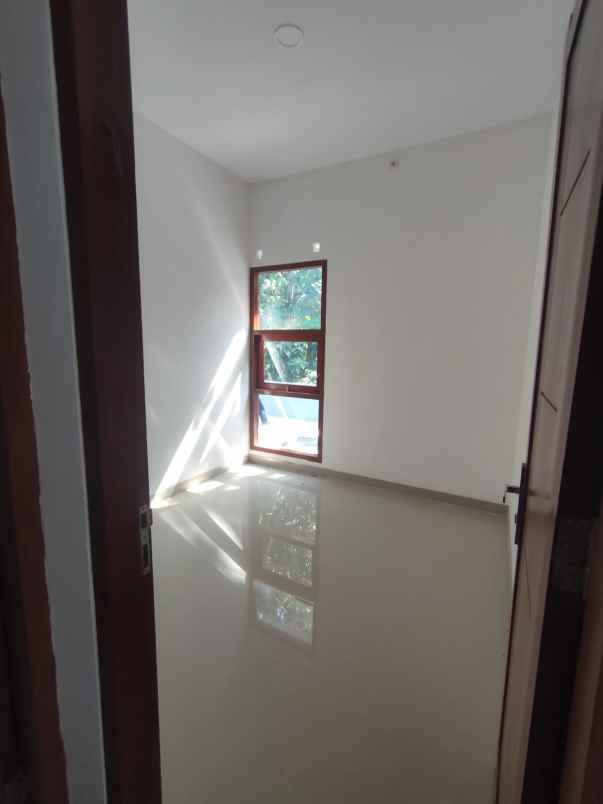 dijual rumah barat alun alun