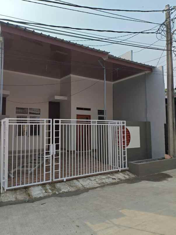 dijual rumah boulevard hijau kota