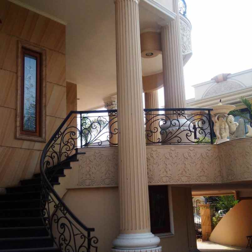 dijual rumah bukit gading villa