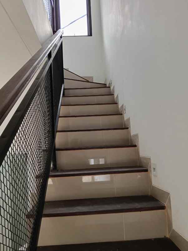 dijual rumah ciracas