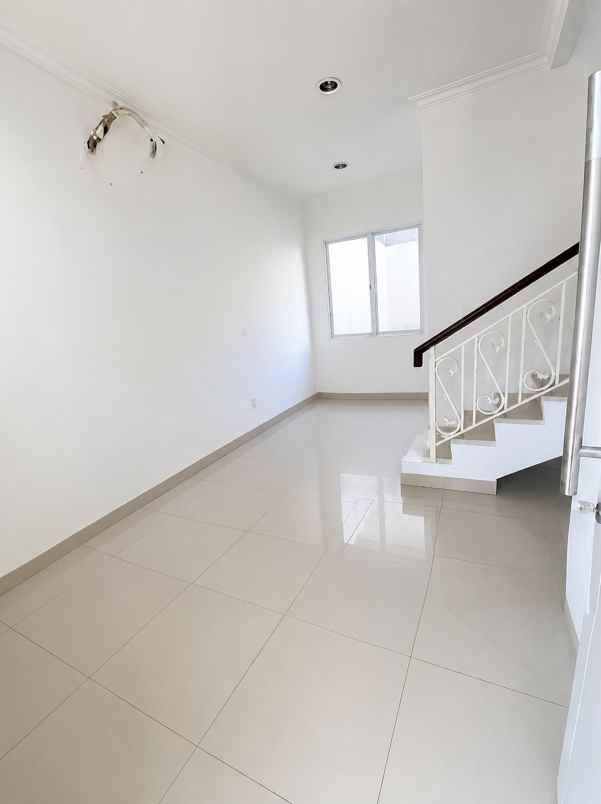 dijual rumah cluster thames jgc jakarta
