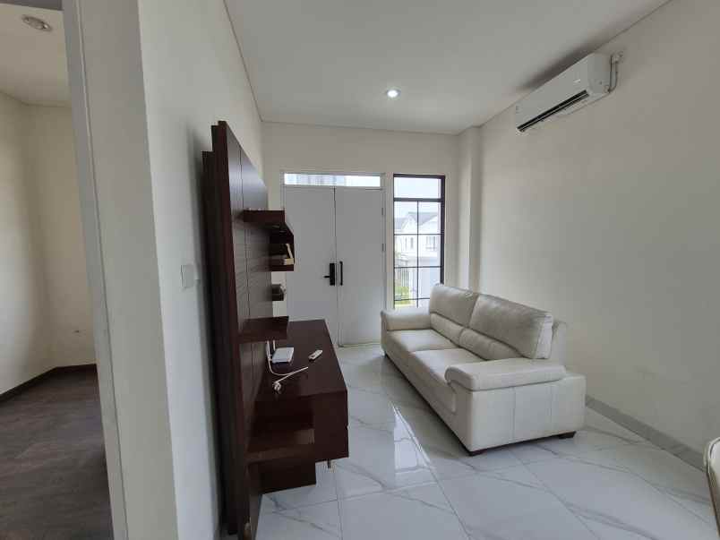 dijual rumah cluster viridia lavon swan