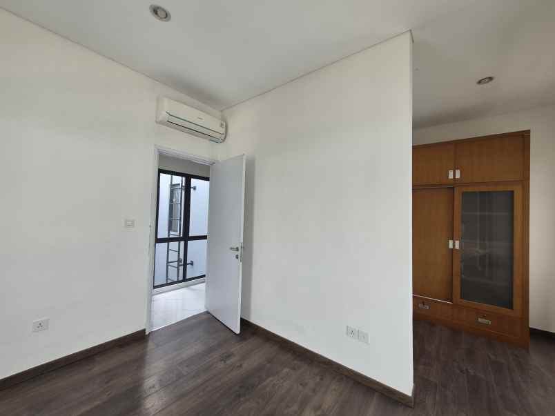 dijual rumah cluster viridia lavon swan