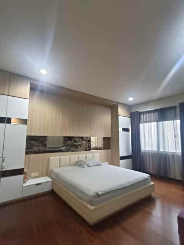 dijual rumah crown golf mansion pik