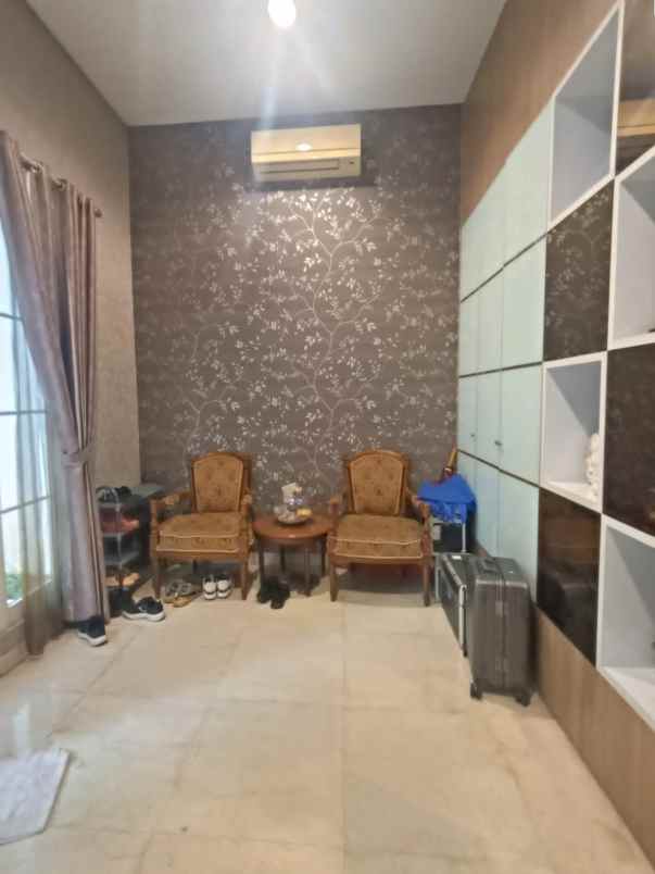 dijual rumah crown golf mansion pik