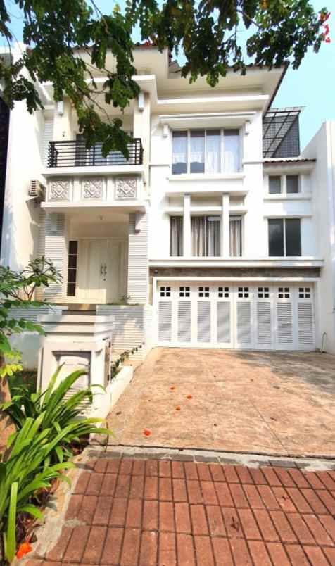 dijual rumah crown golf mansion pik