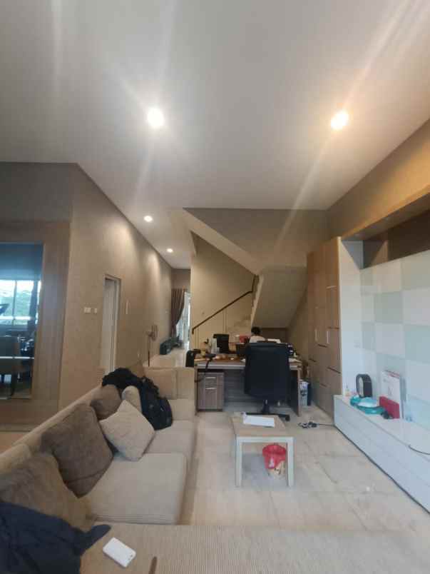 dijual rumah crown golf mansion pik