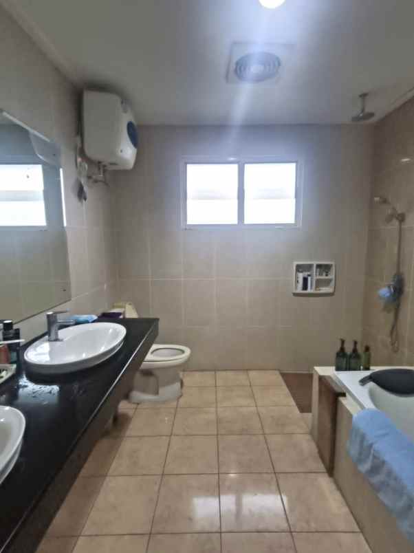 dijual rumah crown golf mansion pik