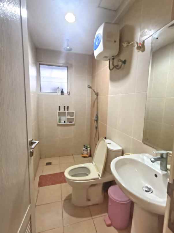 dijual rumah crown golf mansion pik