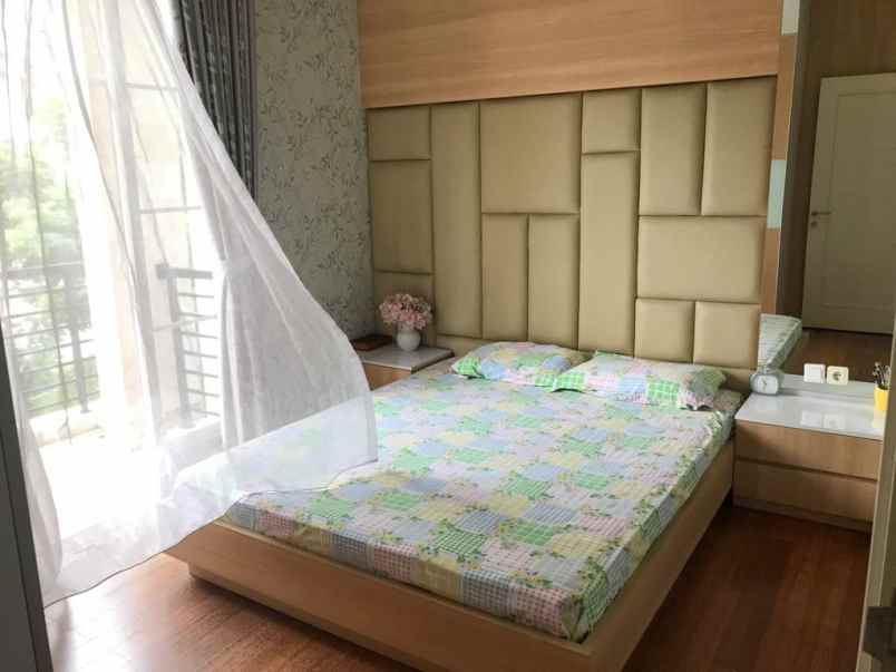 dijual rumah crown golf mansion pik