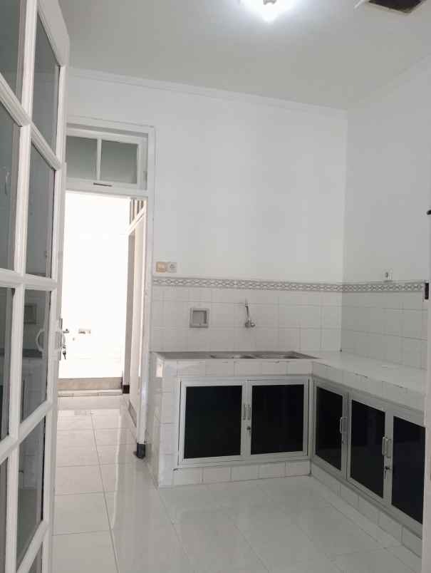 dijual rumah dharmahusada indah