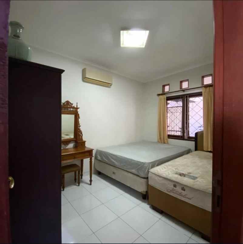 dijual rumah di perumahan babatan pratama