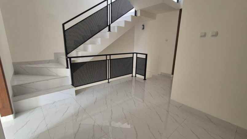 dijual rumah gading ayu kelapa hybrida