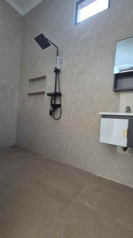 dijual rumah gading ayu kelapa hybrida