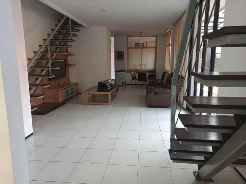 dijual rumah hook cigadung
