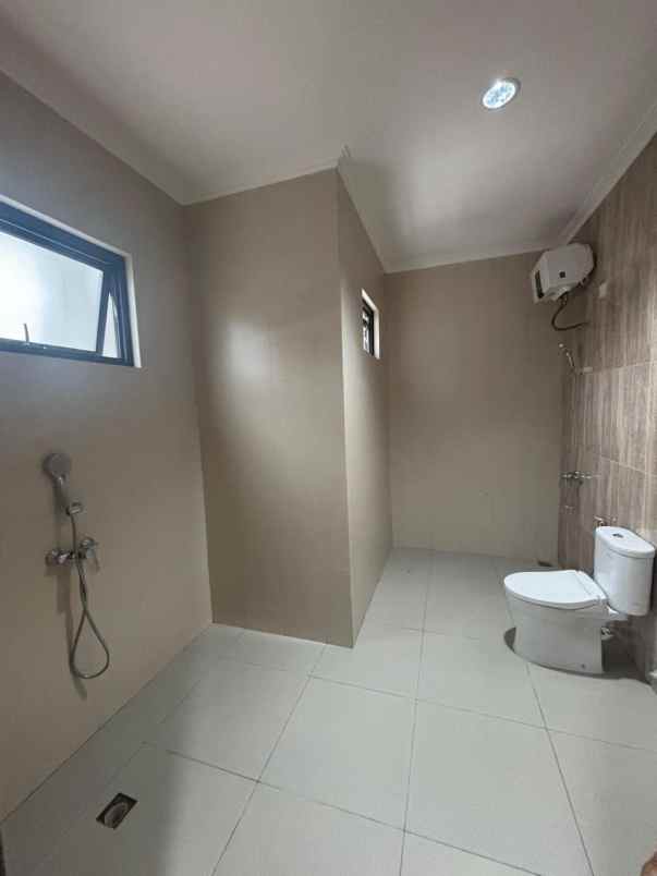 dijual rumah hook kota wisata