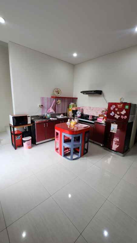dijual rumah jalan graha natura