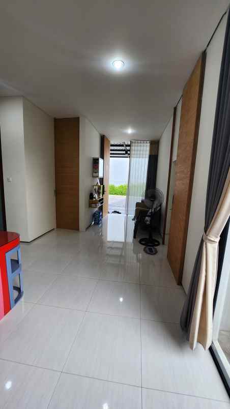 dijual rumah jalan graha natura