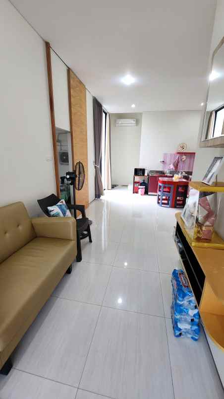 dijual rumah jalan graha natura