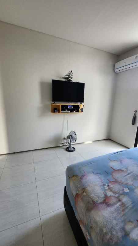 dijual rumah jalan graha natura