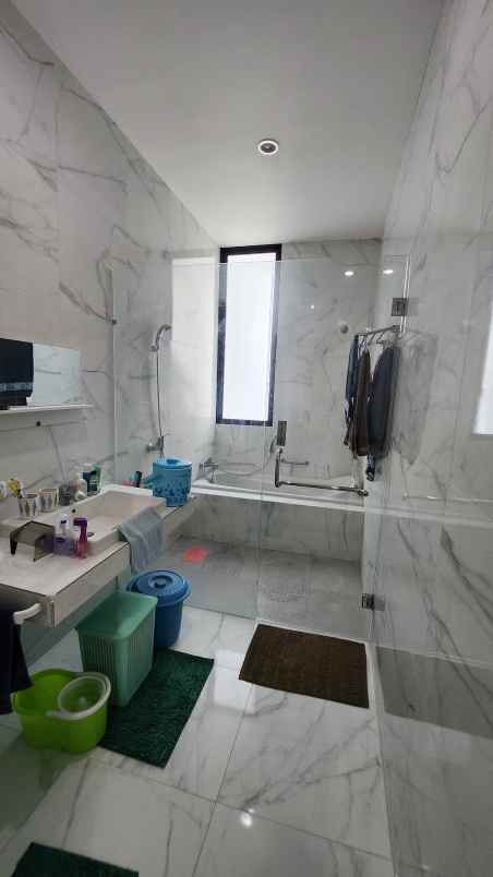 dijual rumah jalan graha natura