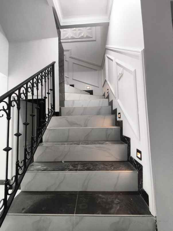 dijual rumah jalan h kocen kalimulya