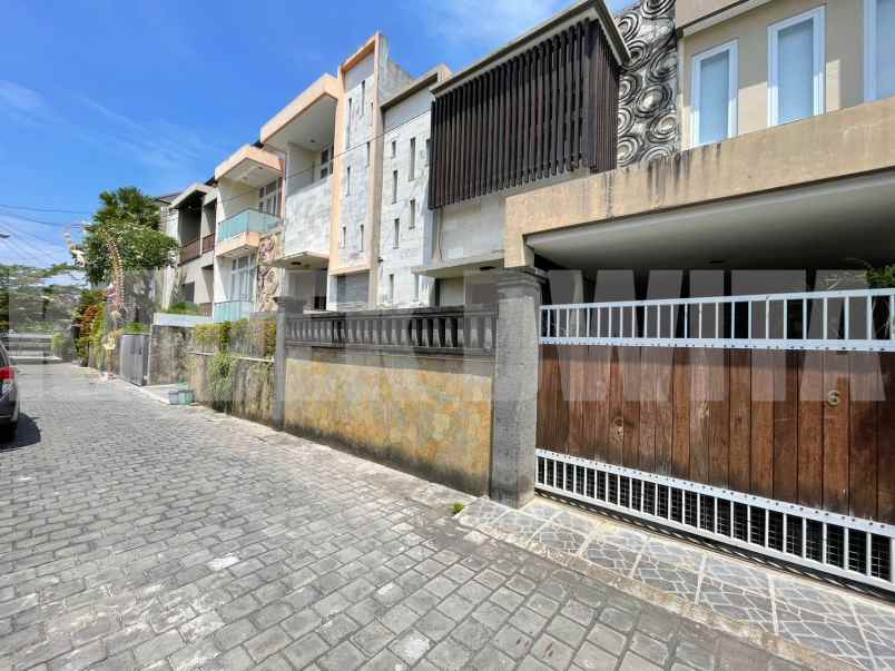 dijual rumah jalan laksamana