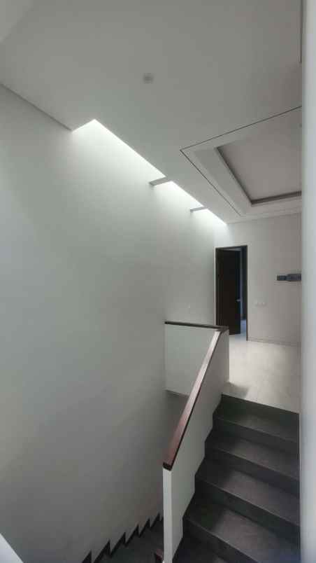 dijual rumah jalan manyar indah