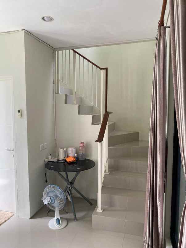 dijual rumah jalan northwest lake