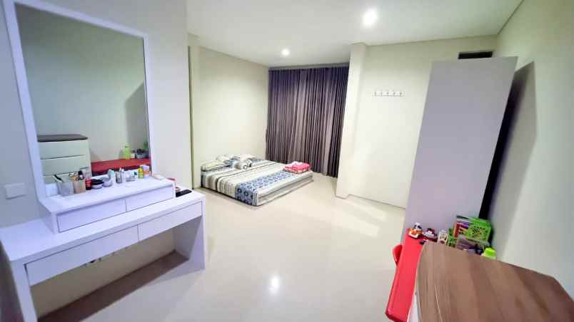 dijual rumah jalan pelican hill