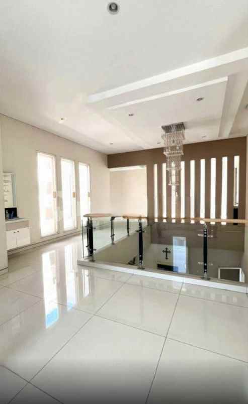 dijual rumah jalan somerset