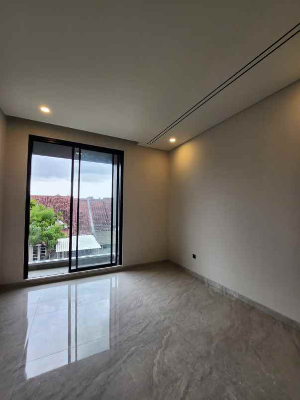 dijual rumah jalan taman internasional