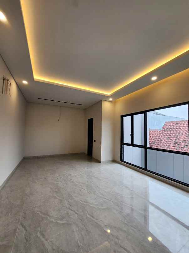dijual rumah jalan taman internasional