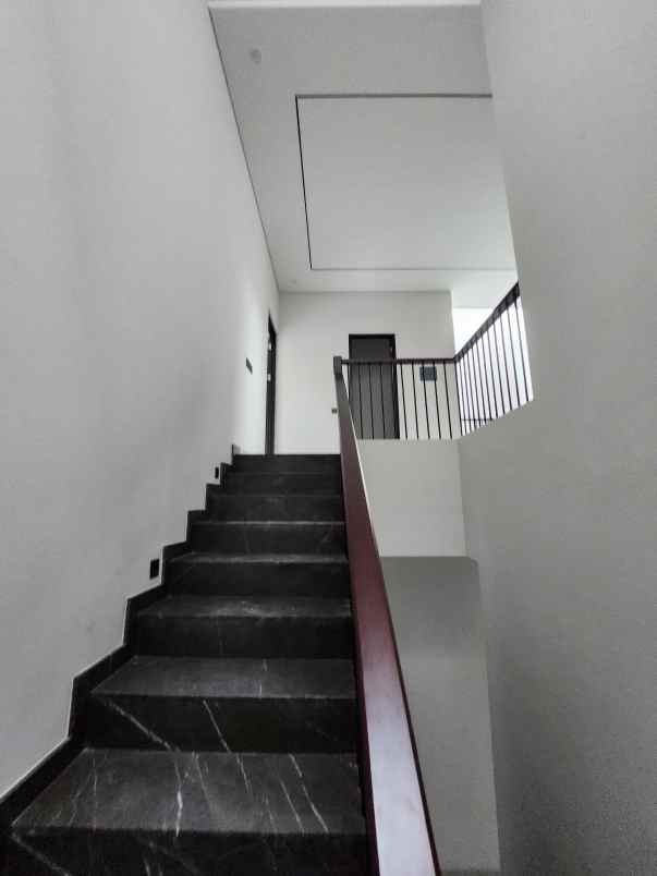 dijual rumah jalan taman internasional
