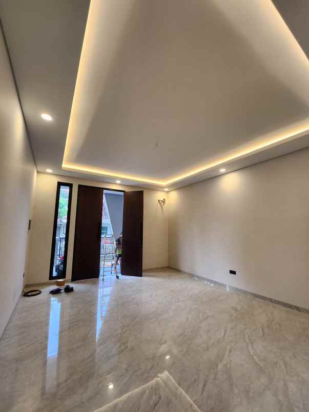 dijual rumah jalan taman internasional