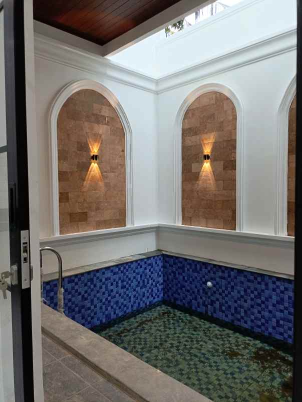 dijual rumah jalan warung sila jagakarsa