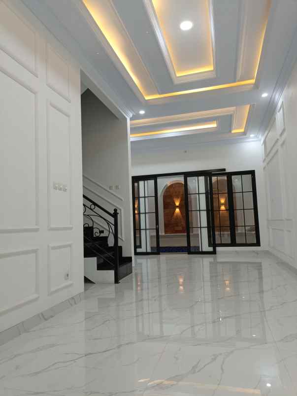 dijual rumah jalan warung sila jagakarsa