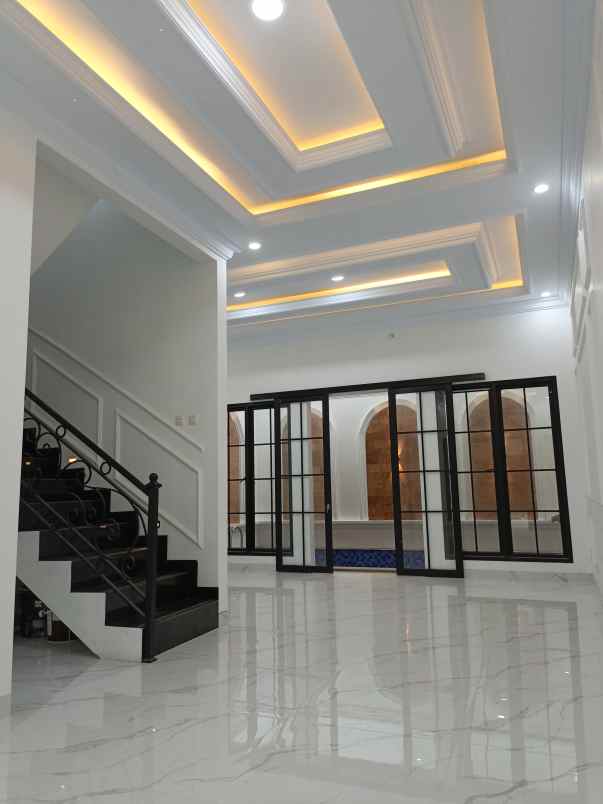 dijual rumah jalan warung sila jagakarsa