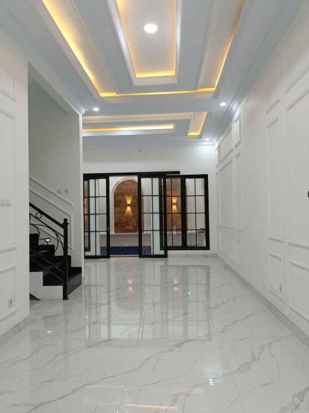 dijual rumah jalan warung sila jagakarsa