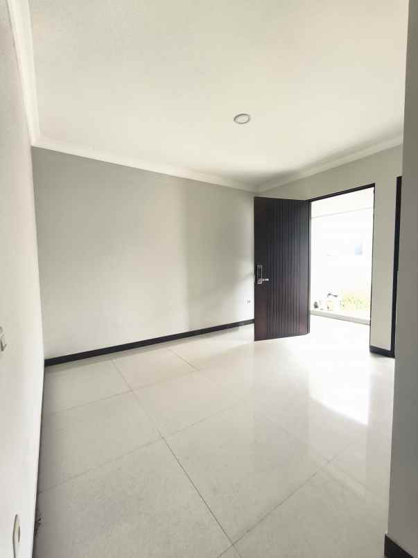 dijual rumah jalan woodland